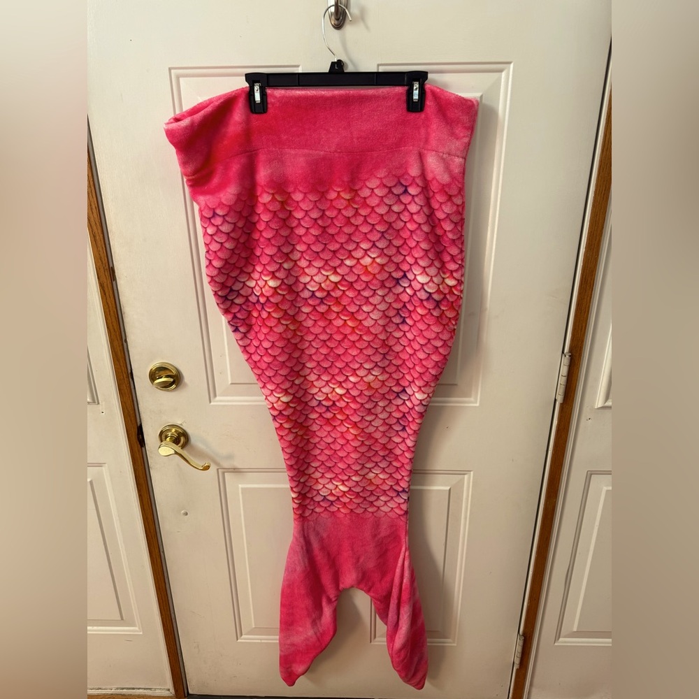 Plush Mermaid Pink Vibrant Tail - Comfy Tails - Throw Blanket 21"x44" Soft EUC
